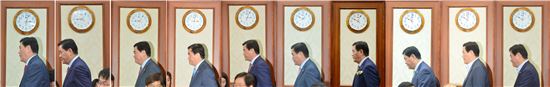 53회 한국보도사진전에서 인물부분 최우수상을 수상한 '5분 지각생 경제부총리' 사진 
