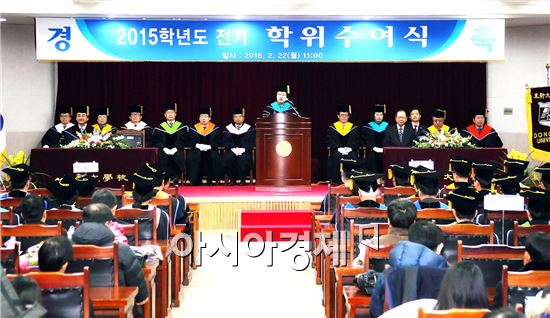 동신대학교(총장 김필식)는 22일 오전 11시 중앙도서관 1층 국제회의장에서 2015학년도 전기 학위수여식을 개최하고 학사 1,392명, 석사 121명, 박사 27명 등 1,540명에게 학위를 수여했다. 