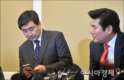 [포토]'휴대폰 확인중'