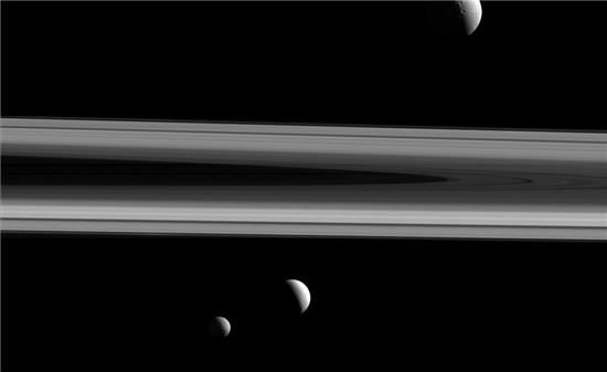 ▲카시니 호가 토성 고리를 배경으로 세 개의 달을 촬영했다.[사진제공=NASA]