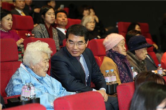 양기대 광명시장이 위안부 할머니와 함께 영화 귀향을 보고 있다.