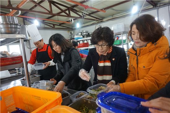 <순천 탑웨딩홀 임직원들이 대보름을 맞아 어려운 이웃에 전할 찰밥과 나물을 담고 있다.>