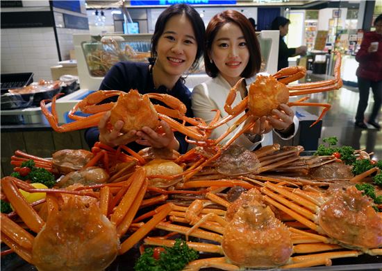 [포토]현대百 "제철 꽃게 맛보세요" 