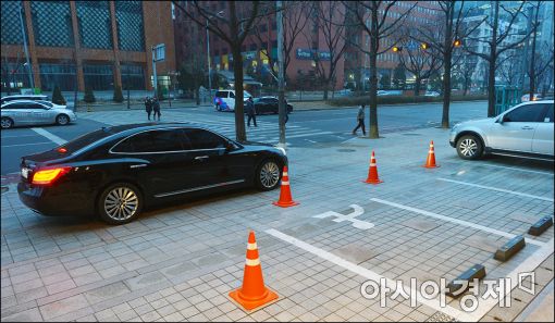 [포토]인도 점령한 차량