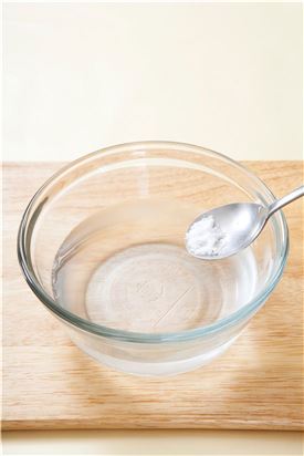3. 볼에 물 2컵과 식초, 설탕을 넣고 오이지의 간에 따라 소금을 가미한다. 
