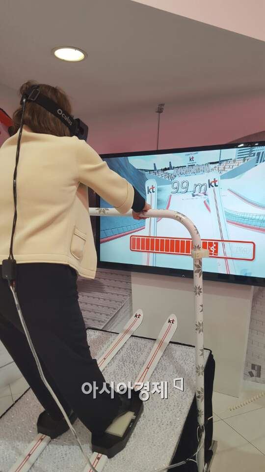MWC2016의 KT 전시관에서 VR기기를 착용하고 스키점프를 가상 체험을 하고 있다.