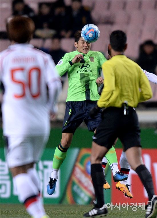 [포토]공중볼 다투는 김형일