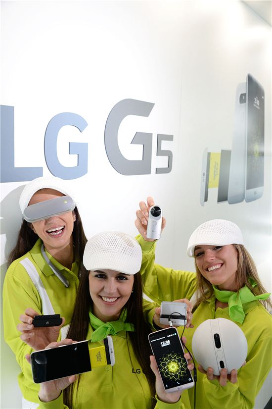 [MWC2016]LG G5, 인기투표 '1위'…"프렌즈 확장성 매력적"
