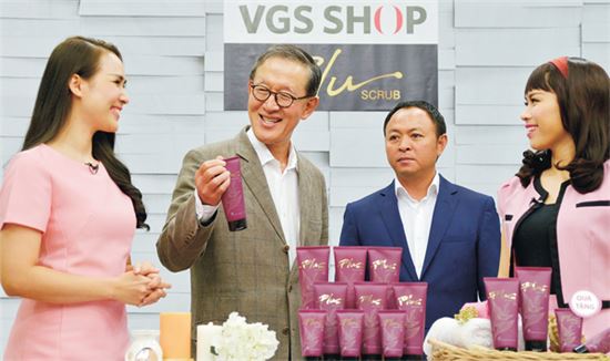 허창수 GS그룹 회장(왼쪽 두 번째)이 2015년 10월 13일 GS홈쇼핑의 베트남 합작 홈쇼핑사인 ‘VGS SHOP’을 방문, 인기리에 판매 중인 한국 '지본 코스메틱'의 플루 바디스크럽 제품을 살펴보고 있다. <자료=GS>