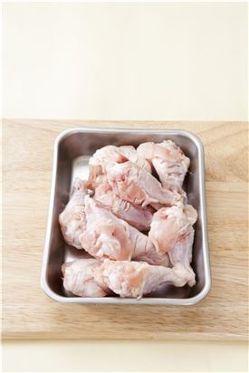 1. 닭봉은 물에 씻어 물기를 빼고 껍질 쪽에 잔칼집을 넣어 밑간 재료에 10분 정도 재운다.

