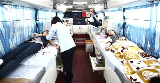한국농어촌공사 직원들이 24일 사랑의 생명 나눔 헌혈 행사에서 헌혈을 하고 있다.