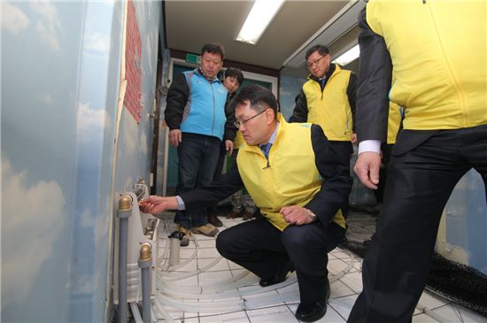 24일 춘천반석지역아동센터에서 시행된 에너지 나눔활동에서 한국에너지공단 변종립 이사장(왼쪽 두 번째)이 난방효율개선사업을 점검하고 있다.
