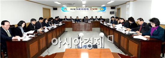 광산구의회는 24일 구의회 기획총무회의실에서 구의원과 의정자문위원이 참석한 가운데 ‘의정자문위원회 간담회’를 개최했다.