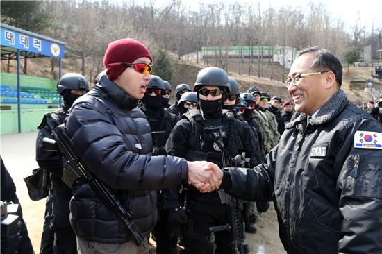 [포토] 홍윤식 장관, 경찰특공대 대테러훈련 참관·격려