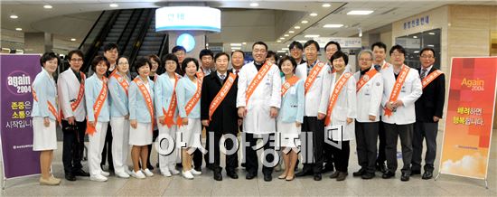 김형준 병원장(앞줄 오른쪽에서 6번째) 등 화순전남대병원 보직자들이 환자중심서비스를 위해 더욱 노력할 것을 다짐하고 있다.