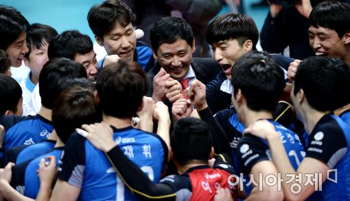 [포토]선수들과 우승 기쁨 나누는 최태웅 감독