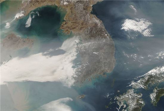 ▲나사의 인공위성이 2007년 거대한 공기오염 띠가 중국을 거쳐 우리나라에까지 형성돼 있는 것을 포착했다. [사진제공=NASA]
