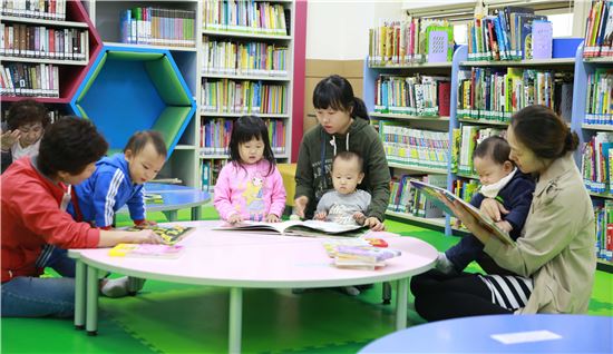 작은도서관에서 책 읽는 엄마와 아이들 