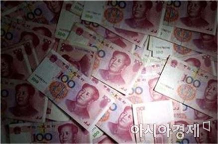 "위안화를 세계 화폐로" 국제화 속도 내는 중국