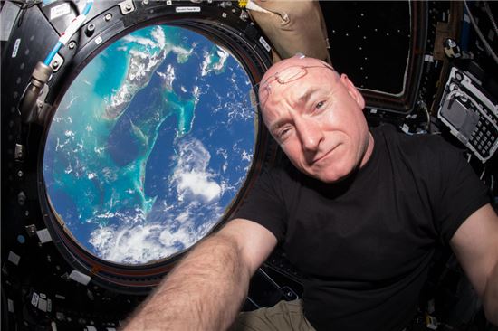 ▲ISS에는 우주전망대라 부르는 '큐폴라'가 있다. 큐폴라에 앉아 있는 켈리 뒤쪽으로 창문을 통해 지구의 모습이 한 눈에 들어온다.[사진제공=NASA]