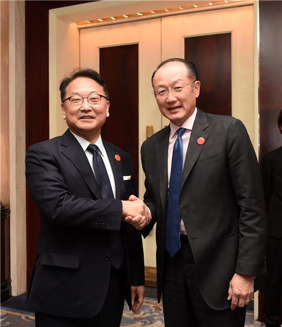 G20 재무장관·중앙은행총재회의 참석차 중국 상해를 방문중인 유일호 부총리 겸 기획재정부 장관(사진 왼쪽)은 26일(현지시간) 푸동 상글리라 호텔에서 김용 세계은행(WB) 총재와 면담에 앞서 면담에 앞서 악수하며 기념사진을 찍고 있다.