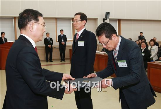 전남도교육청(교육감 장만채)은 26일 본청에서 2016년 3월1일 자 임용 예정인 정책기획관 등 교육공무원 175명에게 임명장을 수여했다.
