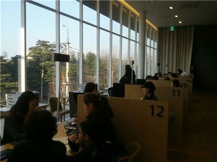 대림산업의 'e편한세상 미사' 견본주택을 찾은 내방객들이 분양 상담들 받고 있다.