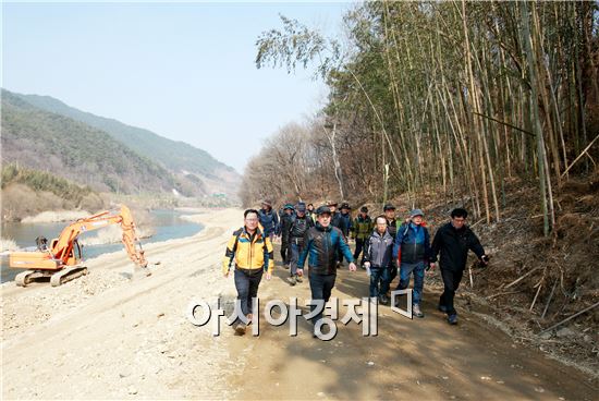 유근기 곡성군수를 비롯해 김신남 부군수 등 군 관계부서(기획실, 관광문화과, 환경과, 안전건설과, 지역활성화과, 산림과, 읍면사무소 등) 공무원 40여 명이 동참한 가운데 곡성 침곡역부터 석곡 반구정까지 총 30km 구간을 답사했다.