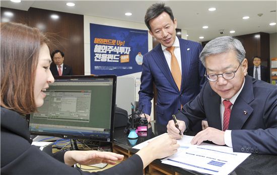 [포토]'비과세 해외펀드' 1호 가입자 황영기 회장