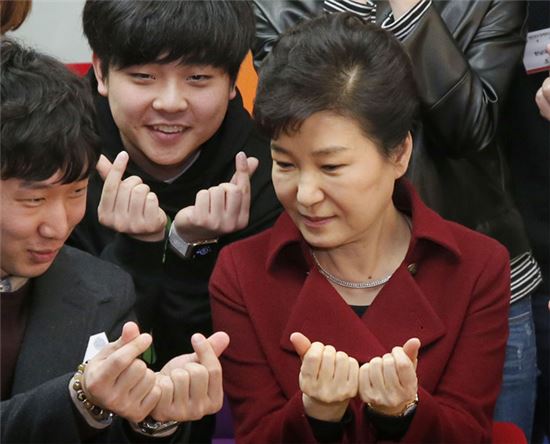 [포토] 학생들과 손하트 만드는 박근혜 대통령