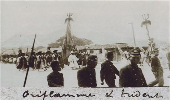 1885년 프랑스파리외방선교회 신부 촬영 태극기
