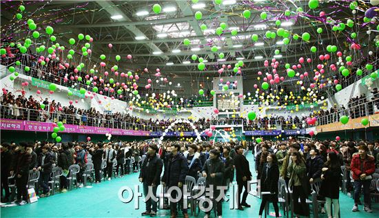 동신대학교(총장 김필식)는 29일 오전 11시 동신대학교 체육관에서 2016학년도 신입생 입학식을 개최했다. 
