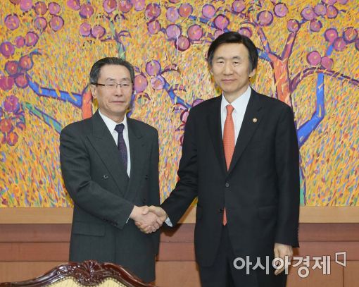 윤병세 외교부 장관(오른쪽)과 우다웨이(武大偉) 중국 외교부 한반도사무특별대표.