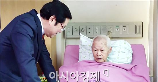 더불어민주당 이용섭 광주 광산구(을) 국회의원 예비후보가 제 97주년 3·1절 하루 앞둔 28일 광주 보훈병원과 보훈요양병원 등을 방문해 애국지사 이기환(92) 선생 등을 찾아뵙고 존경과 감사의 마음을 전했다.
