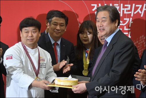 [포토]김무성 대표, 빵 선물