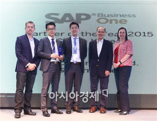 2월29일 태국 푸켓에서 진행된 SAP Business One Innovation Summit 2016에서 웅진 권영근 상무가 우수 파트너상 수상 후 포즈를 취하고 있다. (좌측에서 두번째)