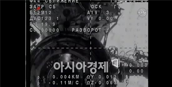 ▲11시39분 소유즈 호에서 본 ISS.