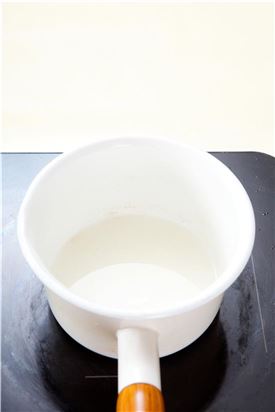 3. 물 1컵에 밀가루 1을 넣어 잘 푼 다음 끓여서 투명하게 끓으면 완전히 식힌다.
