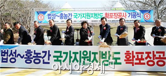 이낙연 전남지사, 김준성 영광군수, 김범년 한수원부사장, 이동권·이장석 도의원 등이 2일 영광군 홍농읍 상하리에서 열린 법성~홍농간 국가지원지방도 15호선 5.6㎞ 구간 확포장공사 기공식에서 공사알림 시삽을 하고 있다. 사진제공=전남도