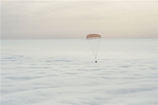 ▲카자흐스탄 상공 구름 위에 스콧 켈리 등이 탑승한 소유즈 호가 착륙을 앞두고 있다.[사진제공=NASA]