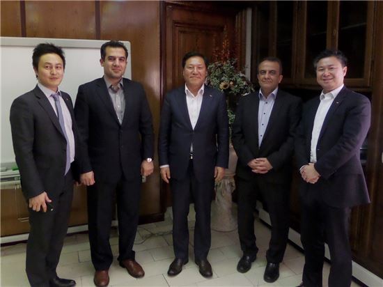 문종훈 SK네트웍스 사장(중앙)이 이란 최대의 완성차 제조업체인 ‘이란 코드로’의 하셈 예케자레 회장(왼쪽에서 네번째)을 비롯한 경영진들과 자동차 및 관련 사업에 대한 상호 협력 확대방안을 논의했다. 
