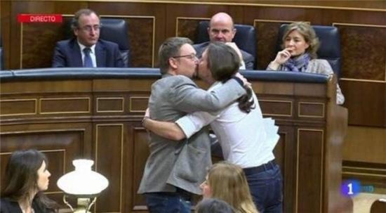 스페인 남녀 정치인 키스. 사진=레푸블리카 홈페이지 캡처. 