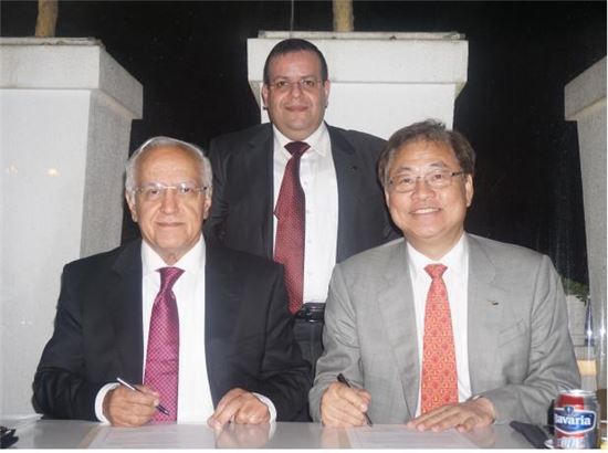 지난달 29일 이란 엔지니어링 협회 부회장인 마노우케흐 쇼코우퍼(앞줄 왼쪽)과 이태식 KICT 원장(오른쪽)이 MOU 체결을 기념해 사진 촬영을 하고 있다. 
