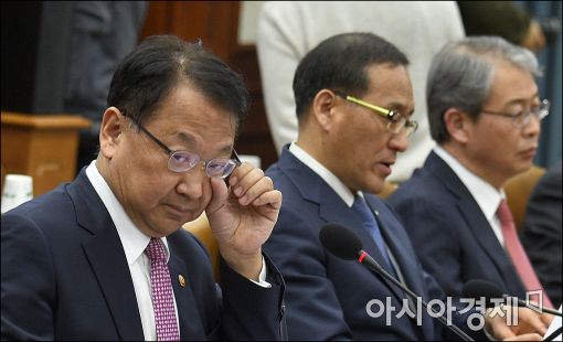 유일호 '경제총력전' 선언에도…전문가들 "부족하다"