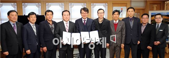 장흥군(군수 김성)은 지난 2월 25일 군청 상황실에서 국토정보공사 광주전남본부와 2016 장흥국제통합의학박람회 업무협약을 체결했다