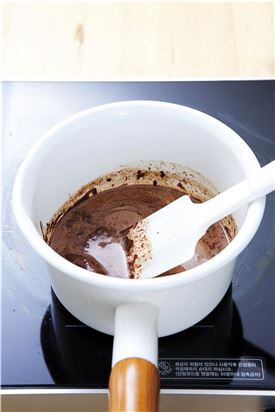 2. 잘게 다진 다크 초콜릿에 1의 생크림을 부어서 초콜릿을 모두 녹인다.
(Tip 만약 잘 녹지 않으면 중탕을 하여 모두 녹인다.)