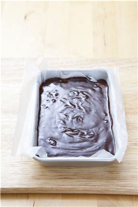 4. 초콜릿을 원하는 모양의 틀에 붓고 냉장고에서 1~2시간 정도 굳혀 알맞은 크기로 잘라 코코아파우더를 고루 묻힌다.
