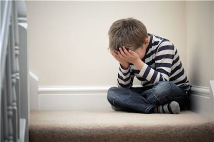 아동의 분리불안장애, 심하면 우울증·공황발작까지…진단과 치료방법은?