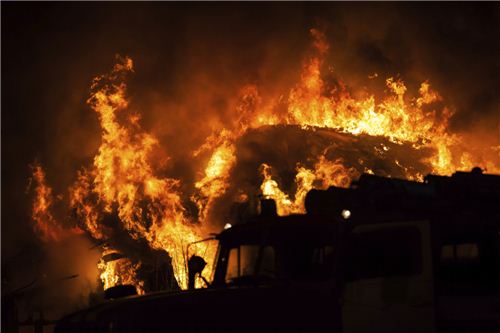 사진 = 불길에 휩싸인 주택