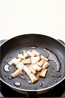 3. 프라이팬에 식용유를 두르고 새송이버섯을 센 불에 볶다가 조림장을 넣어 조린다.
